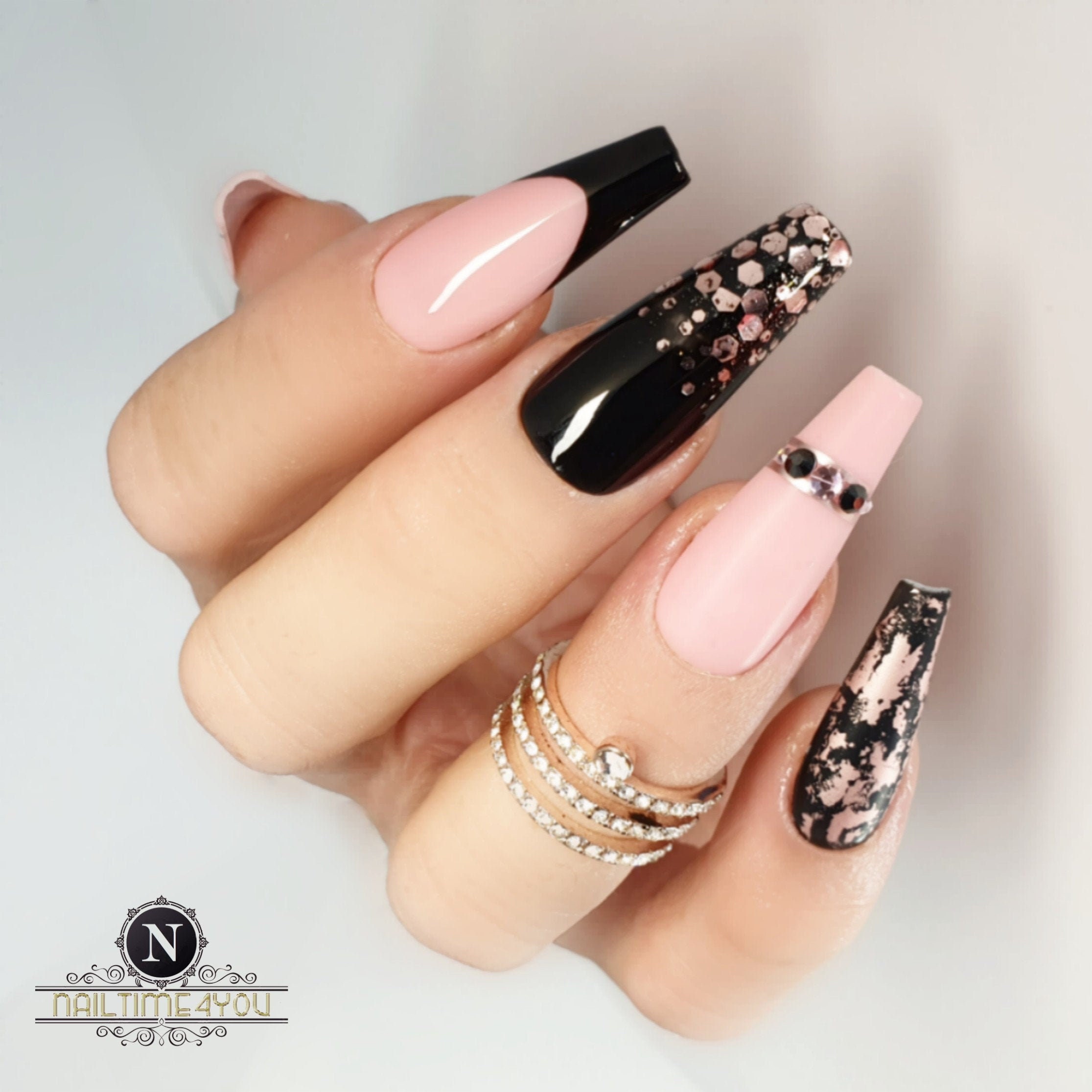 Top 92+ imagen uñas negras con rosa pastel Abzlocal.mx