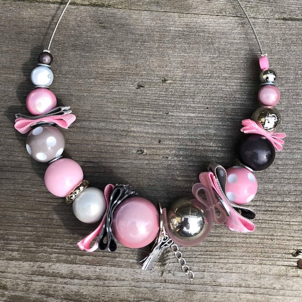 Collier ras du cou rose pâle et gris monté sur câble rigide