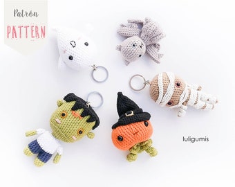 Puede incluir: Cinco llaveros de crochet con personajes de Halloween: un fantasma, un murciélago, una momia, un Frankenstein y una calabaza. Cada llavero tiene una cara linda y de estilo de dibujos animados y está unido a un llavero plateado.