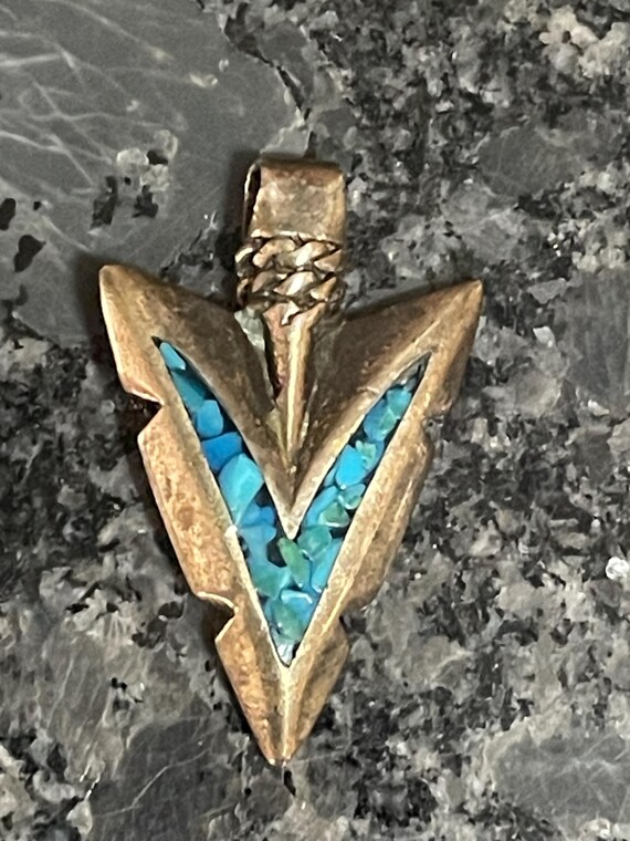 Vintage TURQUOISE Chip Inlay Sterling Silver ARROWHEAD Pendant/Charm NECKLACE Sterling Silver Turquoise Chip Inlay Arrowhead Pendant With  main image 4