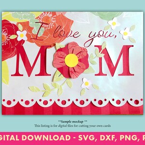 Peut inclure: Une carte blanche avec un motif floral rouge et vert. La carte dit "Je t'aime, MAMAN" en lettres rouges. La carte a un bord festonn&eacute; et un fond ray&eacute; rouge et blanc.