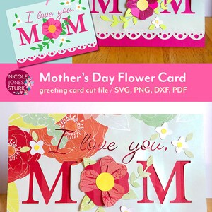 Peut inclure: Une carte de f&ecirc;te des m&egrave;res avec un design d&eacute;coup&eacute; repr&eacute;sentant les mots "Je t'aime, MAMAN" avec des fleurs et des feuilles. La carte est sur un fond bleu clair avec une bordure festonn&eacute;e rose.