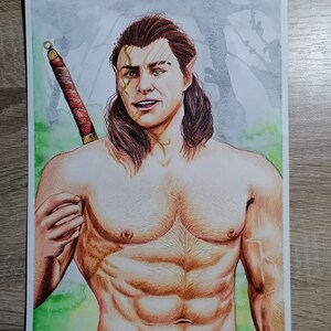 Pode incluir: Pintura em aquarela de um homem sem camisa com cabelo castanho comprido e uma espada. Ele tem um f&iacute;sico musculoso e est&aacute; sorrindo. O fundo &eacute; um lavado de aquarela desfocado de verde e cinza.