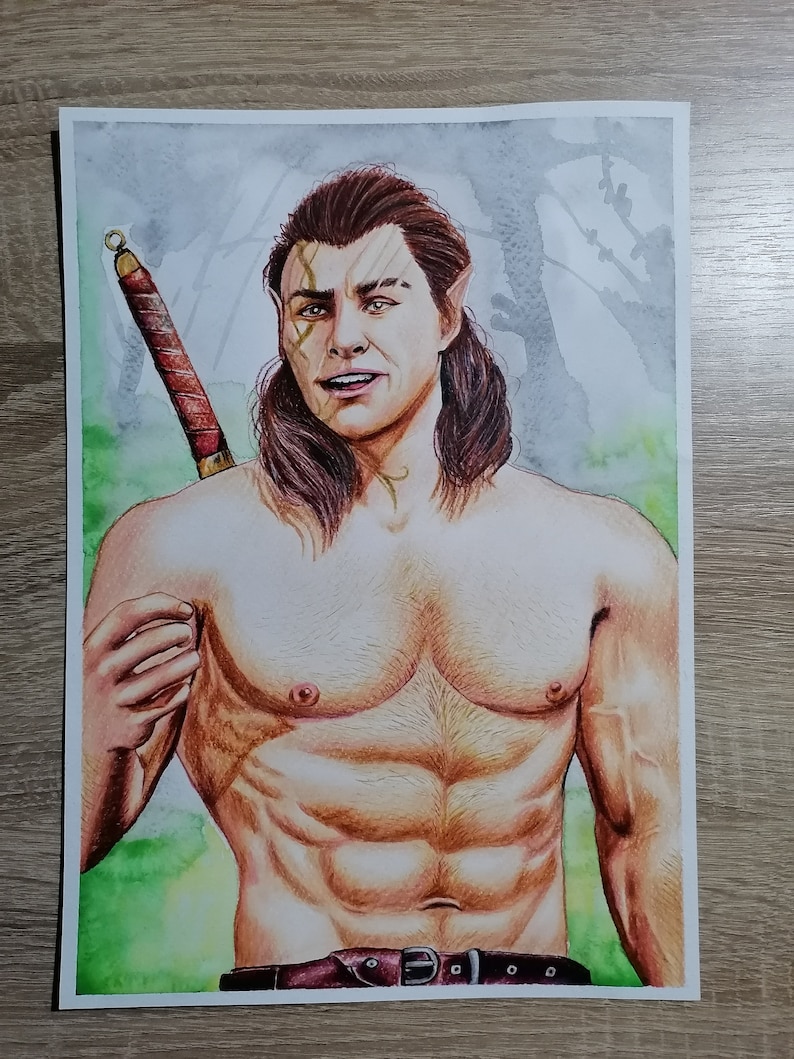 Pode incluir: Pintura em aquarela de um homem sem camisa com cabelo castanho comprido e uma espada. Ele tem um f&iacute;sico musculoso e est&aacute; sorrindo. O fundo &eacute; um lavado de aquarela desfocado de verde e cinza.