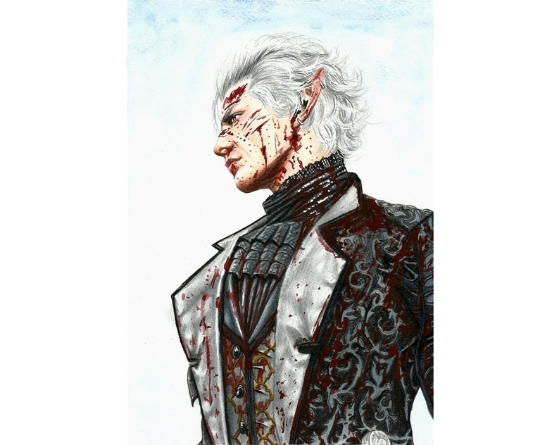 Peut inclure: Un homme aux cheveux blancs avec du sang &eacute;clabouss&eacute; sur son visage et ses v&ecirc;tements. Il porte une veste &agrave; motifs noir et blanc sur une chemise blanche avec un gilet noir.