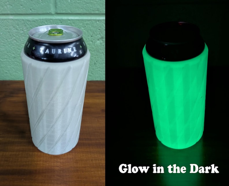 Pu&ograve; includere: Un refrigeratore per lattine bianco con un motivo a spirale e un top nero, che contiene una lattina di bevanda. L'immagine mostra il refrigeratore con luce normale e che si illumina di verde al buio. Il testo sull'immagine recita "Glow in the Dark".