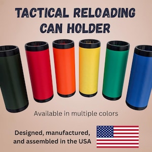 Pode incluir: Seis suportes cilíndricos táticos para latas com bordas e bases pretas, apresentados em verde-oliva, vermelho, laranja, amarelo, verde e azul. O texto diz: TACTICAL RELOADING CAN HOLDER, Available in multiple colors, Designed, manufactured, and assembled in the USA.