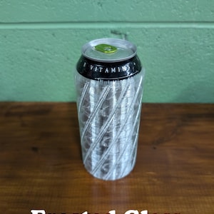 Pu&ograve; includere: Un bicchiere smerigliato con un design a spirale, simile a una lattina di soda. La parte superiore della lattina &egrave; nera con la scritta "B VITAMINS" e una linguetta verde. La base del bicchiere &egrave; trasparente e la scritta "Frosted Glass" &egrave; in basso.