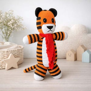 Peluche de tigre Hobbs hecho a mano a crochet con bufanda roja, 14 x 20 x 25 pulgadas. Juguete de peluche de Hobbs Comics, amigurumi, regalo de cumpleaños para niños pequeños.