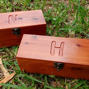 Ensemble de jumeaux personnalisés avec boîte souvenir, coffret cadeau unique, belles petites boîtes en bois de cèdre, demoiselle d'honneur, garçons d'honneur ou Saint-Valentin