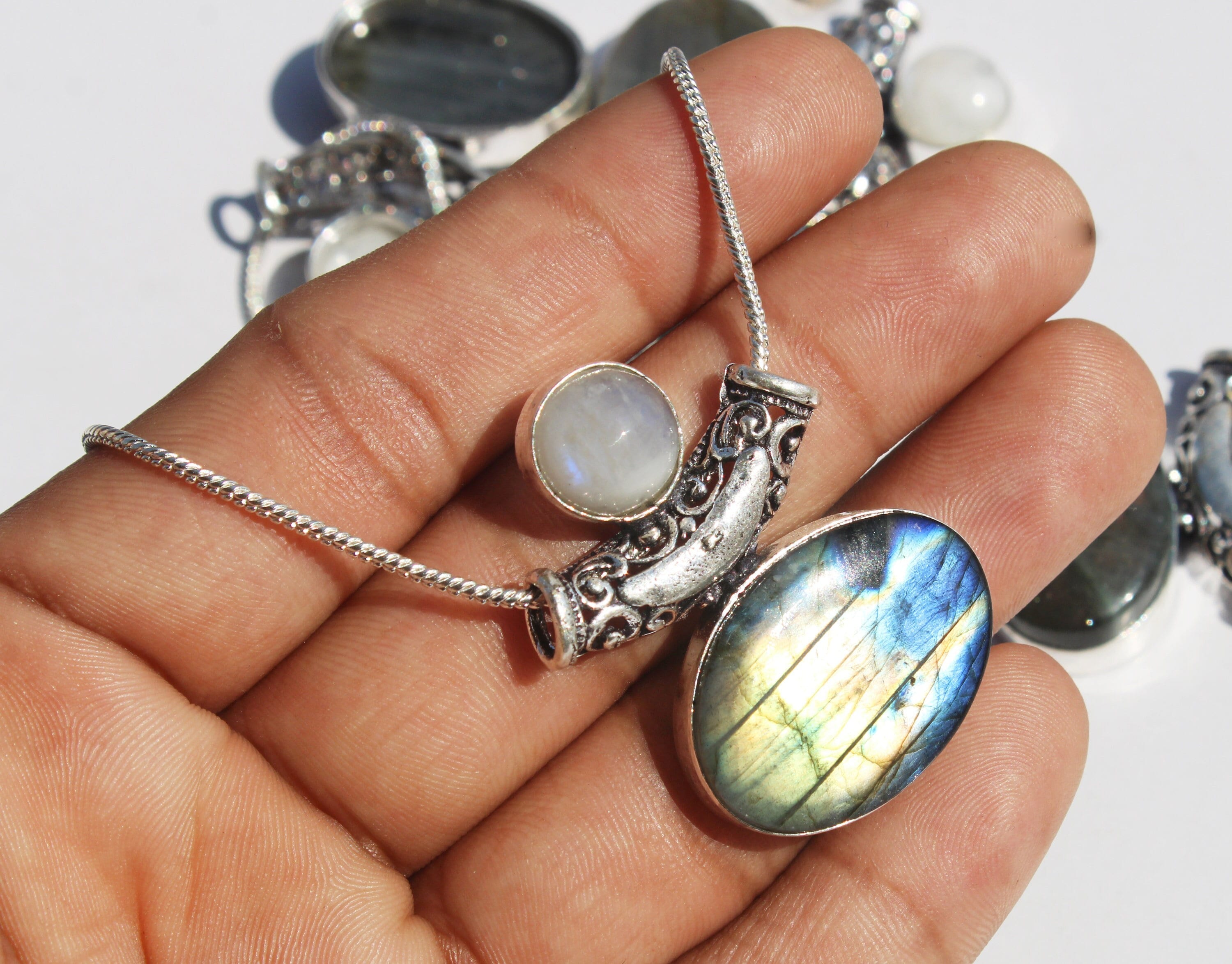 Petite croix en pendentif, bronze & cabochons émaillés - émaux grand feu