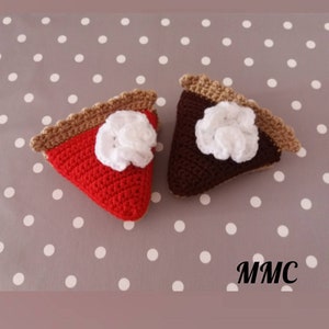 Zabawka dla kota Cake Slice Pie. Ręcznie robiona z miłością. Niepowtarzalna zabawa dla kotów. Pomysł na prezent dla miłośników kotów. Marty Merlin Crochet