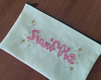 Bolso Swiftie con cremallera: bolso de mano bordado a mano para la escuela, maquillaje y más. Marty Merlin Crochet