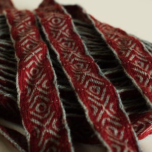 Bordo a tavoletta in lana a rombo rosso scuro-blu chiaro, tessitura a tavoletta