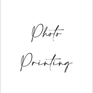 Puede incluir: Un diseño simple y minimalista con las palabras "Photo Printing" en una fuente manuscrita.