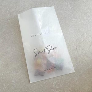 あらゆるデザインのパーソナライズされたグラシン紙製スイーツバッグ | クッキーバッグ | キャンディバッグ | 愛は甘い | 甘い結末 | ウェディングケーキバッグ | ベビーシャワー
