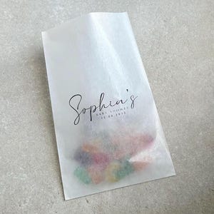 あらゆるデザインのパーソナライズされたグラシン紙製スイーツバッグ | クッキーバッグ | キャンディバッグ | 愛は甘い | 甘い結末 | ウェディングケーキバッグ | ベビーシャワー