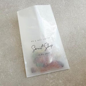 あらゆるデザインのパーソナライズされたグラシン紙製スイーツバッグ | クッキーバッグ | キャンディバッグ | 愛は甘い | 甘い結末 | ウェディングケーキバッグ | ベビーシャワー