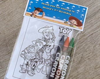 Può includere: Una pagina da colorare a tema Toy Story con Woody, Buzz Lightyear, Jessie e Bullseye. La pagina è confezionata in una busta di plastica trasparente con quattro pastelli.