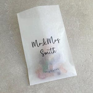 あらゆるデザインのパーソナライズされたグラシン紙製スイーツバッグ | クッキーバッグ | キャンディバッグ | 愛は甘い | 甘い結末 | ウェディングケーキバッグ | ベビーシャワー