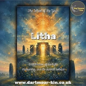 Può includere: Una stampa rettangolare intitolata The Wheel of the Year Litha, che mostra un cerchio di pietre sotto un cielo dorato. Il testo recita: The Wheel of the Year, Litha, A celebration of sunlight, midsummer, and the summer solstice, e www.dartmoor-kin.co.uk.