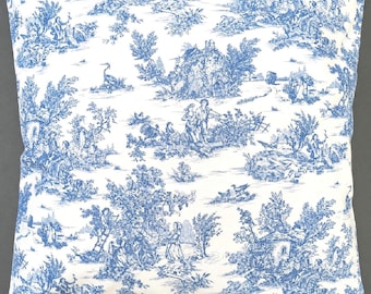Könnte beinhalten: Ein quadratisches Zierkissen mit weißem Stoffgrund und einem blauen Toile-de-Jouy-Muster. Das detailreiche Design zeigt verschiedene ländliche Szenen mit kleinen Häusern, Bäumen, Vögeln und Figuren bei verschiedenen Aktivitäten im Freien.