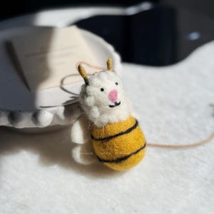 Llavero artesanal de fieltro de lana con forma de abeja o ratón violinista. Adorno para bolso o mochila.