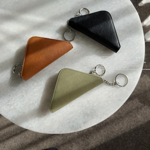 Custodia per chiavi auto sottile in vera pelle, portachiavi fatto a mano, regalo per uomini e donne, compleanno o anniversario, design triangolare