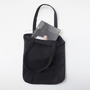 Minimalistische Einkaufstasche mit Reißverschluss - Schwarz-Weiße Baumwollumhängetasche, strapazierfähige Alltagstasche, stilvolles Geschenk für sie oder ihn