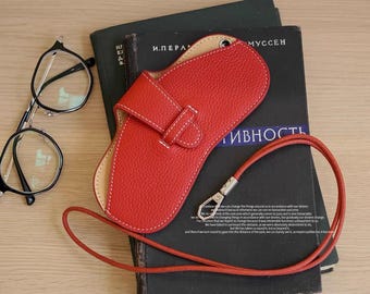 Custodia per occhiali in pelle indossabile con cinturino - Porta occhiali da sole in vera pelle morbida - Custodia minimalista con cordino per occhiali - Regalo pratico per lei