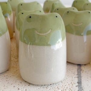 Sapito de las aventuras - Amuletos Picuru Cerámicas, rana ceramica, sapito de ceramica sapo, rana hecha a mano