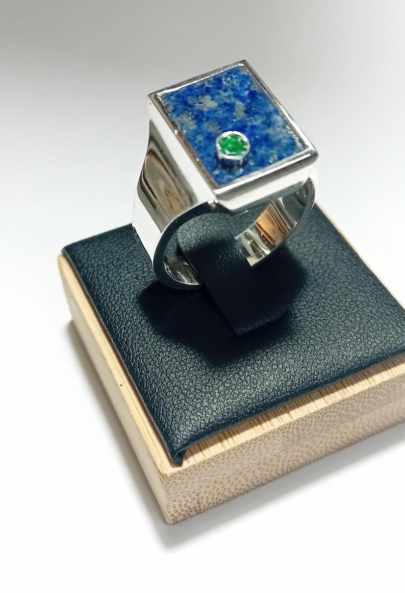 Men's ring with lapis lazuli and natural emerald made of 925 silver