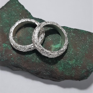 pair of bark wedding rings in 925 silver