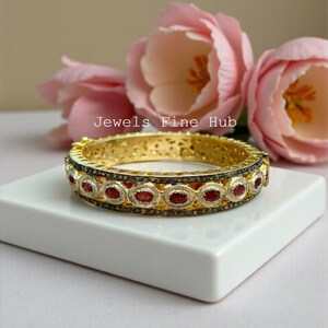 Pulsera rígida de plata de ley 925 con gema de rubí precioso y diamantes pavé.