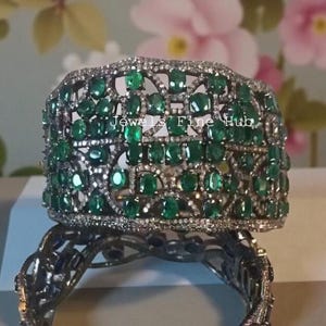 Joyería victoriana hecha a mano, brazalete con gema de esmeralda natural y diamantes pavé, plata de ley 925, acabado en óxido negro. imagen 2