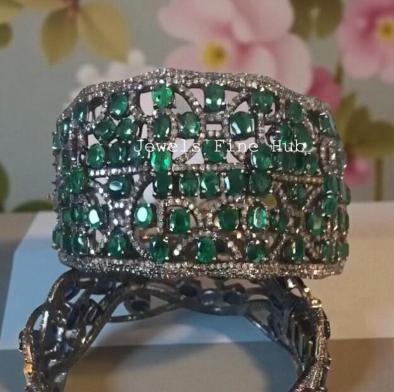 Joyería victoriana hecha a mano, brazalete con gema de esmeralda natural y diamantes pavé, plata de ley 925, acabado en óxido negro. imagen 2