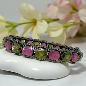 Bracciale rigido con tormalina verde naturale, rubino e diamanti incastonati, in argento sterling 925, ideale come regalo di San Valentino.