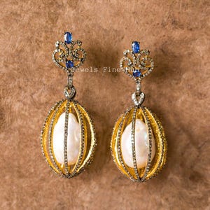 Pendiente colgante de nácar natural, plata de ley 925, con diamantes pavé naturales y cianita azul.