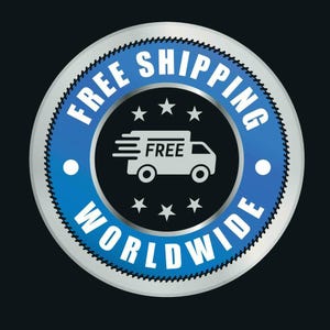 Puede incluir: Una insignia redonda, azul y plateada con las palabras "FREE SHIPPING WORLDWIDE" en blanco. El centro presenta una furgoneta de reparto blanca con la palabra "FREE" y seis estrellas blancas sobre un fondo negro.