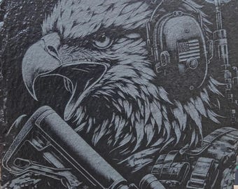 Militärt underlägg med örnmotiv, lasergraverat, skifferfärgad