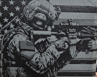 Soldat i strid patriotisk amerikansk flagga skiffer lasergraverad