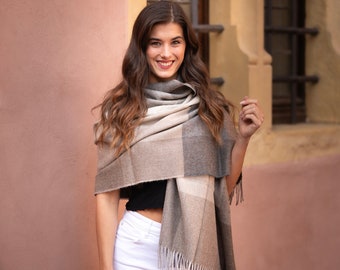 Soft Peruvian Alpaca stole | Scarf - Luxury shawl in 100% Baby-Alpaca | Model-Color BEIGE-GREY | Alpaca shawl