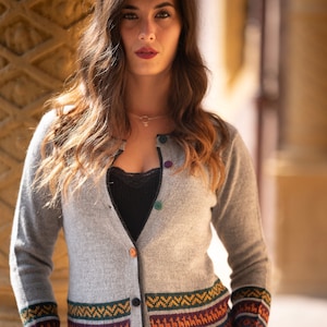 Cárdigan Baby-Alpaga Gris Plata / Gris Mixto / Gris Oscuro | Fibra Natural y Ética | Artesanía Peruana | 100% Baby Alpaca Suave y Cálida