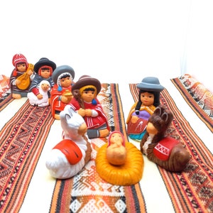 SOMBRERITO I PONCZA Ręcznie wykonana szopka peruwiańska - 8 sztuk z tradycyjnymi andyjskimi kapeluszami - Wysokość 7,3 x 4,7 cm - CAJAMARCA - NF006