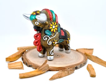 Torito de Pucará |Taureau de Pucara  Moyen | Céramique péruvienne peinte à la main | Figure de porte bonheur et protection | Art péruvien