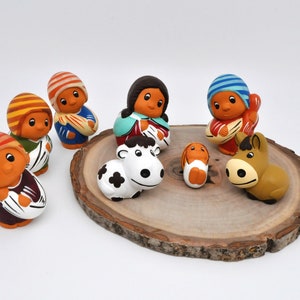 Peruvian Nativity Scene "Mantita" 8 pieces with their striped hats 5.5cm | Terracotta Nativity Scene | Nativity Scene | Andean Nativity Scenes | Peru