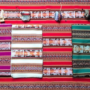 MESTANA - Nappe Chamanique Andine 60x70 cm | Tissu Chinchero Multicolore avec Bandes Brunes | Artisanat Péruvien pour Autel & Cérémonies