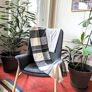 Luxurious 100% Baby Alpaca Throw | Handwoven in Peru | Ultra-Soft & Warm | Size 130x180 cm | In large beige, grey and black checks