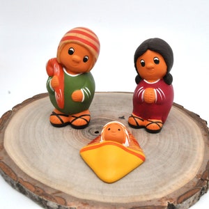 Peruvian nativity scene 8 pieces Christmas & their striped hats, terracotta nativity scene, nativity scene, Andean nativity scenes, Peruvian nativity scene image 5