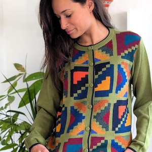 Cardigán 100 % baby alpaca verde eucalipto – Diseño andino ético y fibra natural – Corte unisex – Hecho a mano en Perú